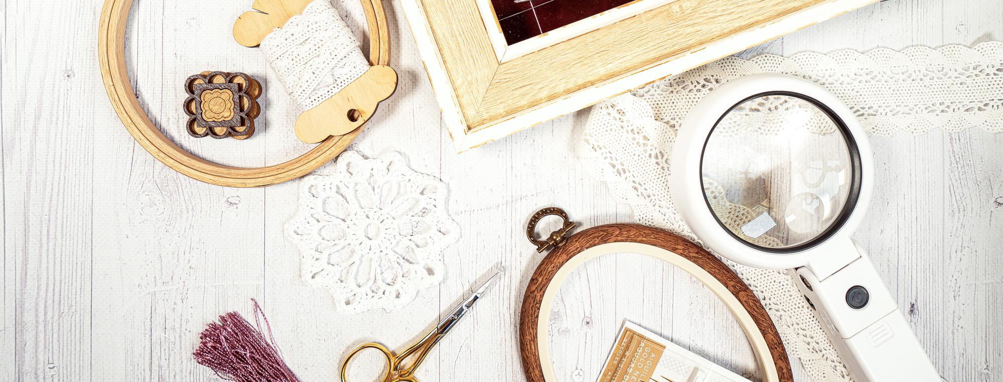 Interno atelier con tavolo e materiali per il ricamo